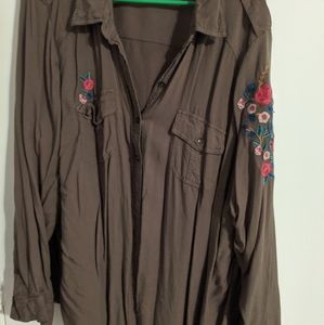 Torrid size 3 collared shirt w/embroidered floral